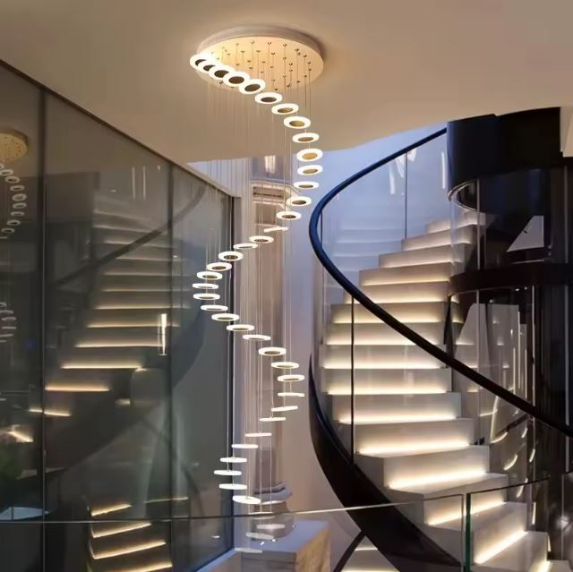 Suspension cascade pour escalier moderne avec éclairage LED, idéale pour un intérieur design.