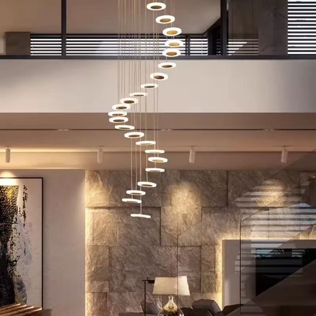 Suspension cascade élégante pour escalier dans un intérieur contemporain avec éclairage LED raffiné.