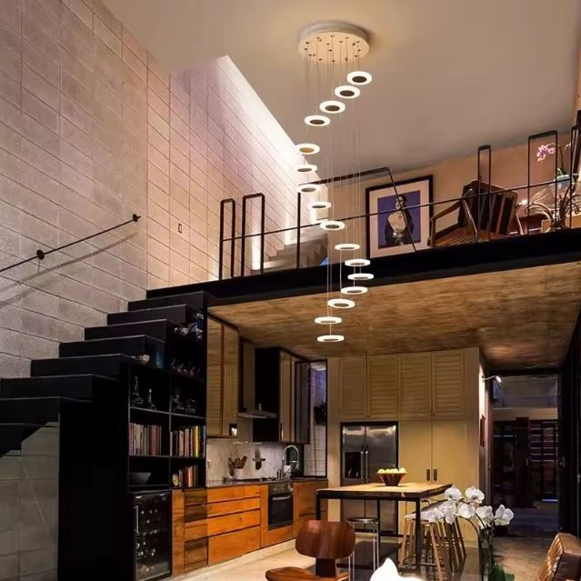 Suspension cascade élégante pour escalier dans un loft au style industriel avec éclairage moderne.