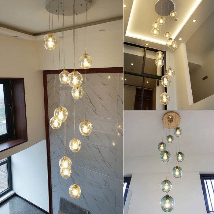 Suspension Cascade de Globes en Verre avec trois luminaires suspendus en couleurs cognac et bleu pour un éclairage décoratif moderne et élégant