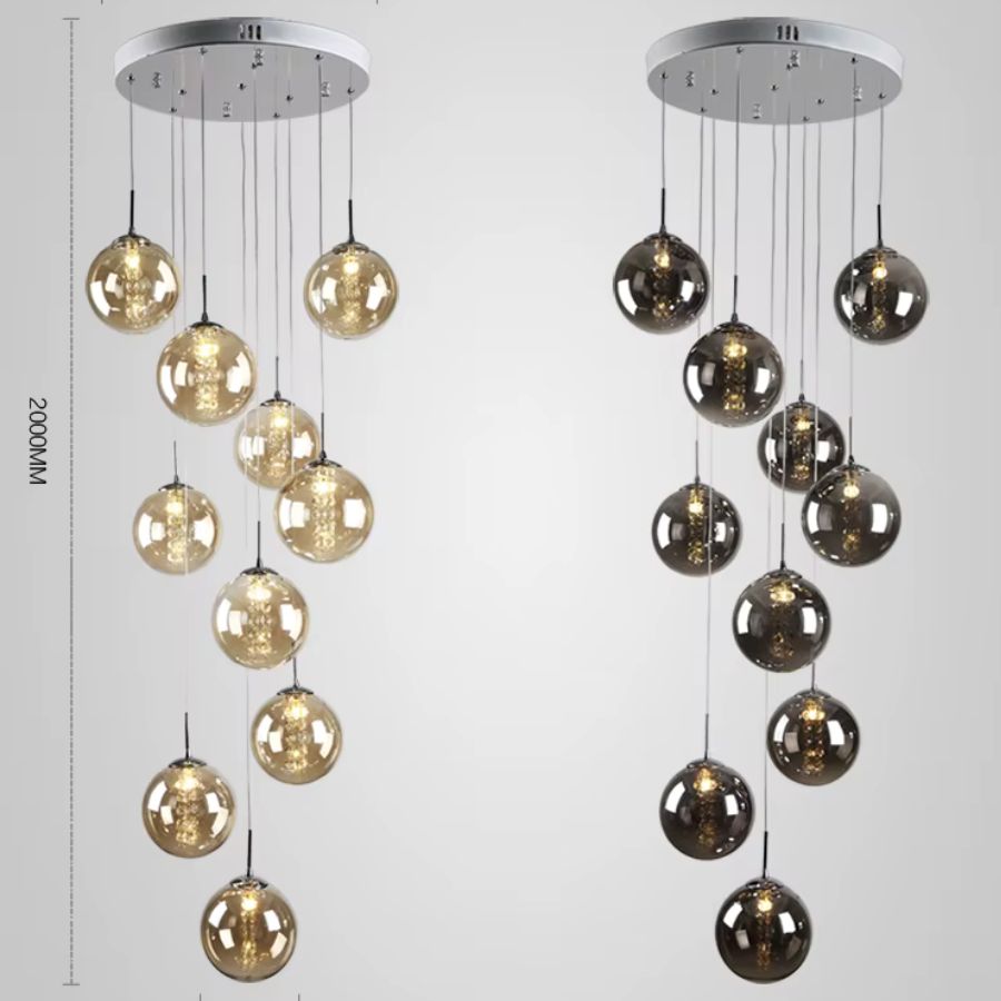Suspension design en cascade de globes en verre cognac et fumé, deux finitions à l’élégance contemporaine