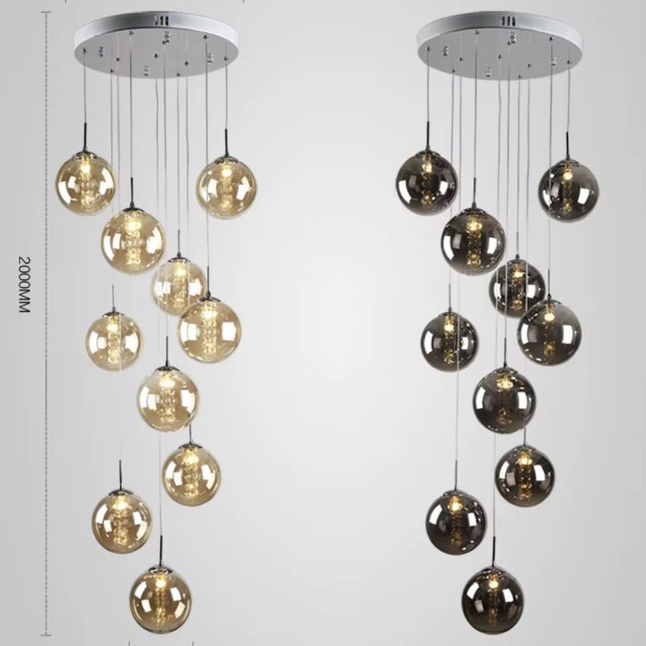 Suspension design en cascade de globes en verre cognac et fumé, deux finitions à l’élégance contemporaine