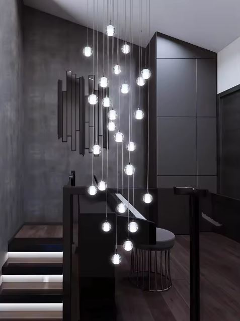 Suspension en cascade de globes en verre lumineux, design contemporain pour intérieur moderne au style luxe discret.