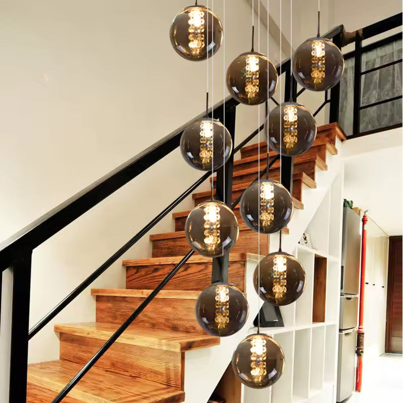 Suspension cascade à globes en verre fumé et perles lumineuses, design contemporain pour escalier