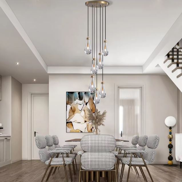 Suspension en cascade de gouttes en verre transparent avec détails laiton pour cage d'escalier contemporaine