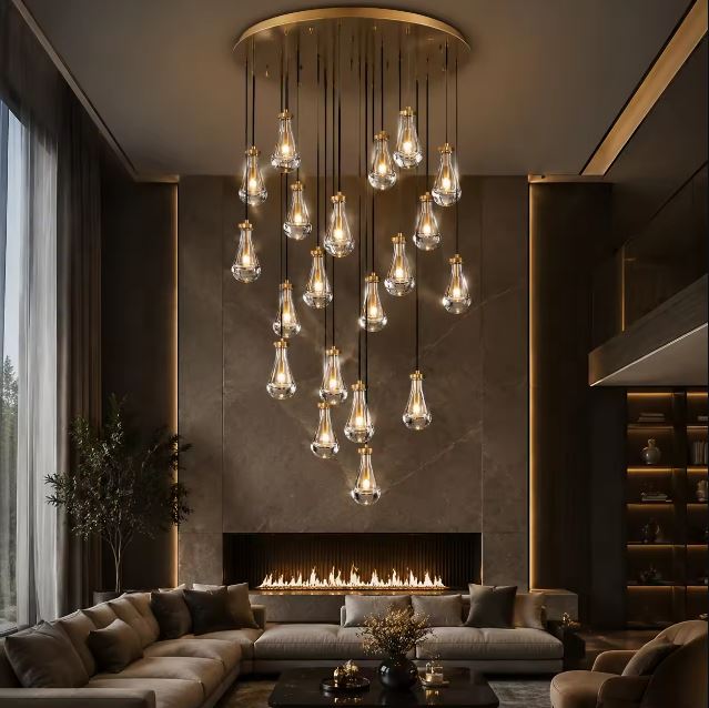 Suspension cascade en gouttes de verre transparent avec détails laiton au style grand luxe et contemporain