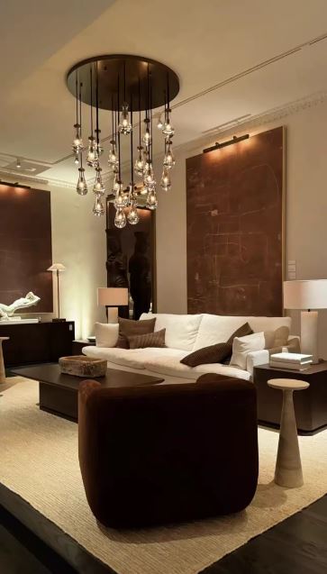 Suspension cascade en gouttes de verre transparent avec finitions noir au style sculptural et contemporain