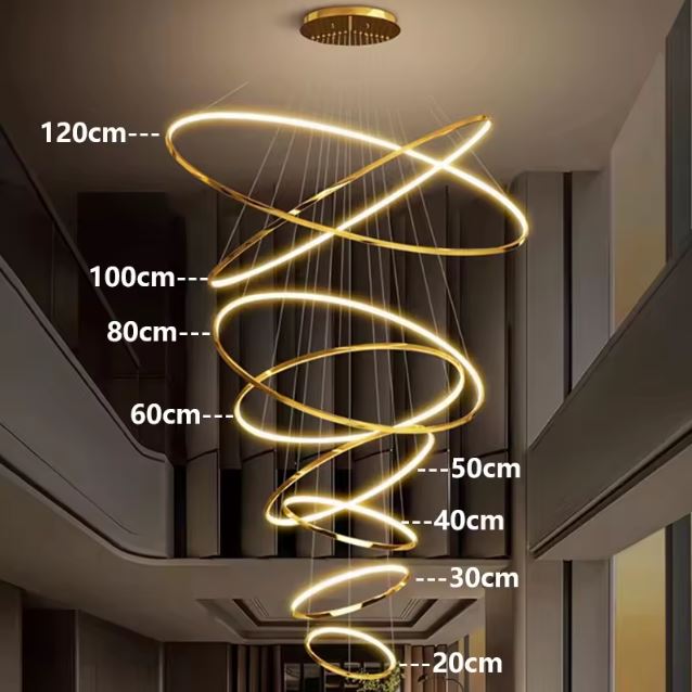 Suspension cascade grande hauteur dorée avec 8 anneaux LED de 20 à 120 cm, idéale pour plafond XXL avec effet architectural fort.