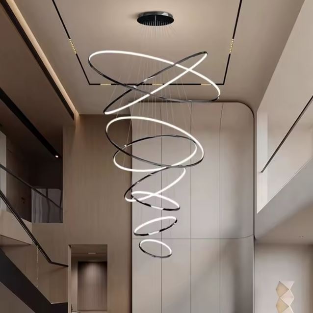 Suspension cascade grande hauteur à anneaux LED blancs minimalistes, éclairage moderne pour entrée à double hauteur.