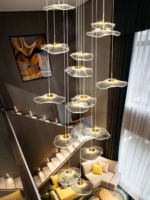 Suspension cascade graphique style nénuphar, parfaite pour un escalier ou une cage à grande hauteur sous plafond.