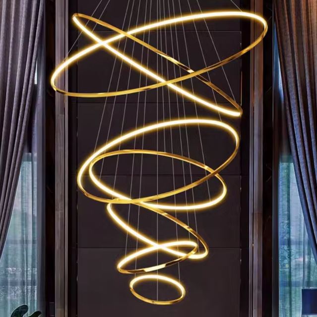 Suspension cascade grande hauteur design en spirale LED, idéale pour hall contemporain ou plafond cathédrale.