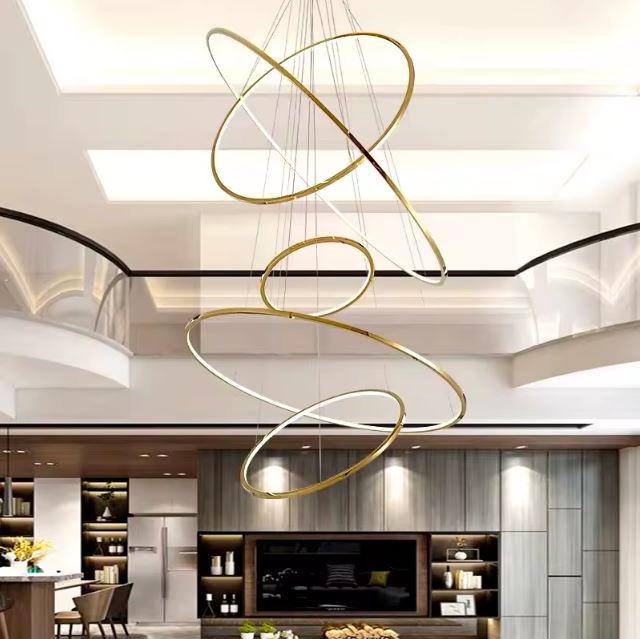 Suspension cascade grande hauteur dorée au design aérien et moderne, idéale pour cuisine ouverte avec mezzanine lumineuse.