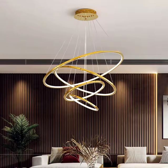 Suspension cascade grande hauteur dorée au design moderne LED, parfaite pour salon contemporain avec mur en bois nervuré.