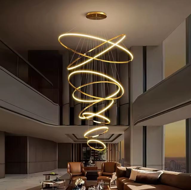 Suspension cascade grande hauteur dorée LED au style luxueux, idéale pour un salon majestueux avec double hauteur sous plafond.