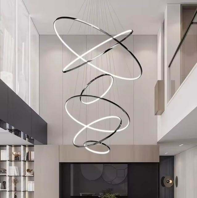 Suspension cascade grande hauteur noire au style LED minimaliste, parfaite pour une mezzanine moderne ou intérieur épuré.
