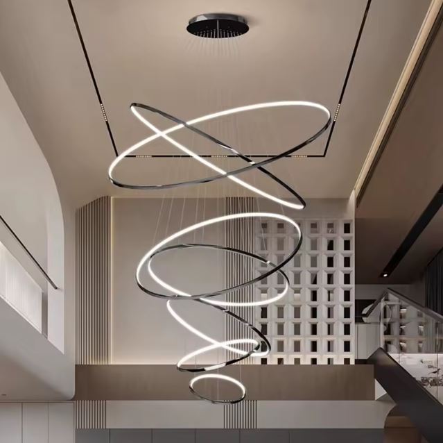 Suspension cascade grande hauteur noire LED au design épuré et contemporain, parfaite pour un escalier moderne ou plafond cathédrale.