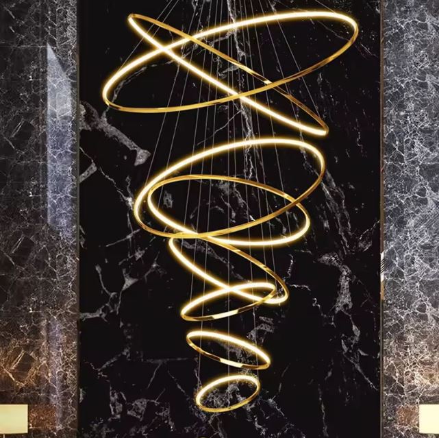 Suspension cascade grande hauteur en spirale LED dorée, design contemporain chic pour pièces à plafond élevé.