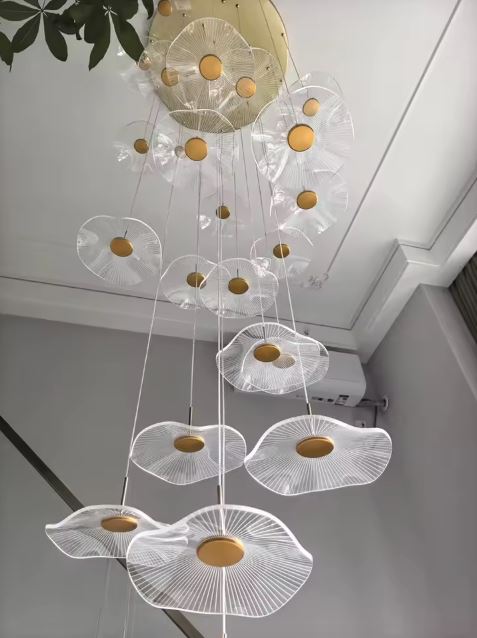 Suspension cascade à disques lumineux dorés, style organique, chic et artistique pour intérieur raffiné.