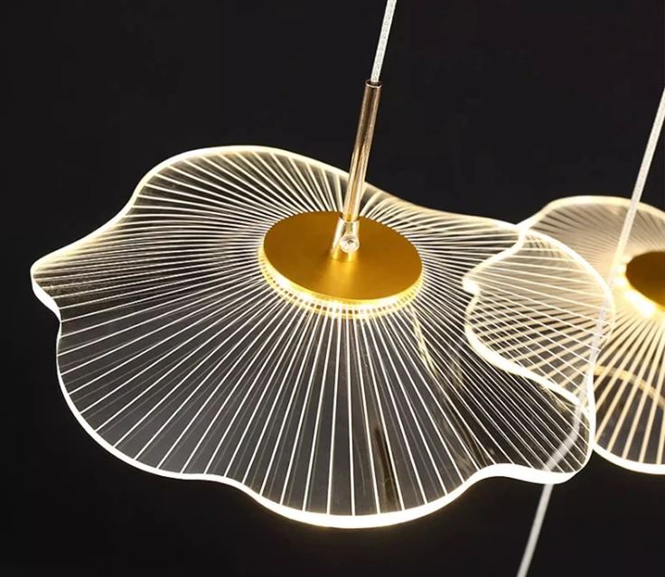 Suspension cascade au style floral, parfaite pour une déco contemporaine chic sur fond noir élégant.
