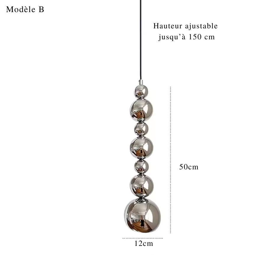 Cascade élancée de sphères chromées de tailles variées, pour une suspension sculpturale au design contemporain