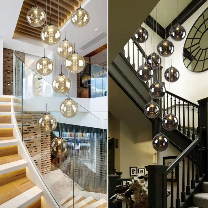 Suspension cascade à globes en verre cognac ou fumé, deux finitions élégantes présentées dans un escalier