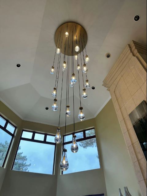 Suspension en cascade de gouttes en verre transparent, esprit design aérien pour cage d'escalier et plafond cathédrale