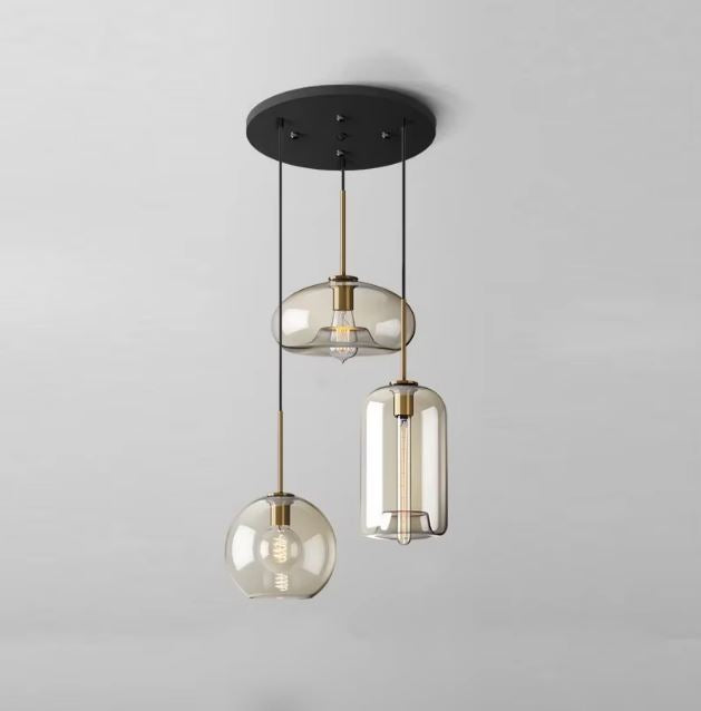 Suspension cascade vintage avec trois abat-jours en verre transparent pour une ambiance élégante et un style vintage chic.