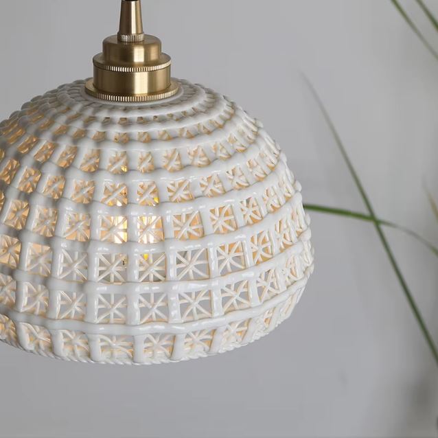 Détail de la Suspension Dentelle de Céramique ajourée blanche, idéale pour une ambiance artisanale chic, esprit méditerranéen et décoration bohème élégante.