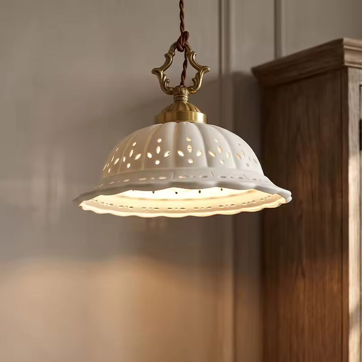 Suspension en céramique blanche ajourée et laiton vieilli, au style vintage raffiné et romantique