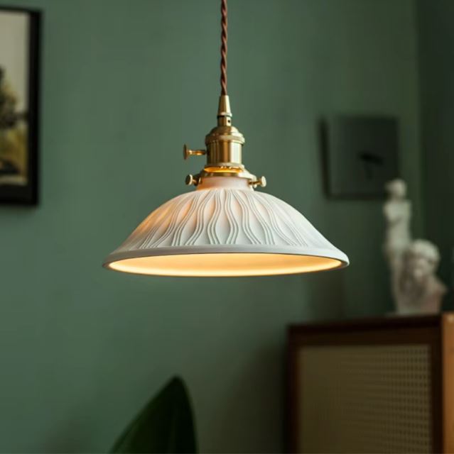 Suspension en céramique blanche nervurée à collerette large, idéale pour un intérieur rétro chic, scandinave épuré ou une déco artisanale lumineuse.