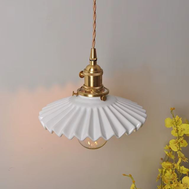Suspension en céramique blanche nervurée à collerette plissée, parfaite pour un intérieur vintage chic ou rétro moderne avec son charme sculptural.