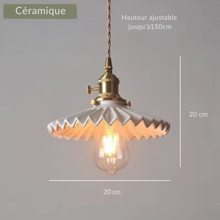 Suspension en céramique blanche nervurée à collerette plissée, idéale pour un style rétro chic ou industriel doux, hauteur ajustable jusqu’à 150 cm.