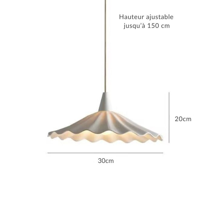 Suspension en céramique blanche ondulée effet jupe plissée avec hauteur ajustable jusqu’à 150 cm et diamètre 30 cm.