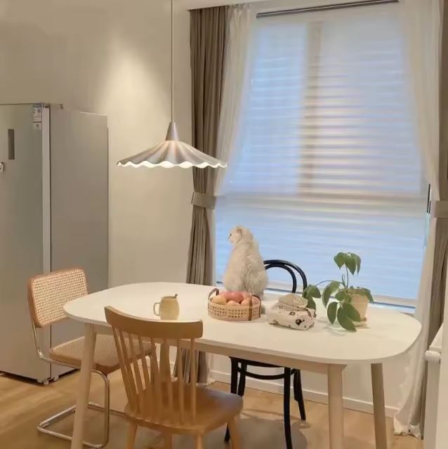 Suspension en céramique blanche ondulée effet jupe plissée, esprit japandi et minimaliste pour salle à manger élégante.