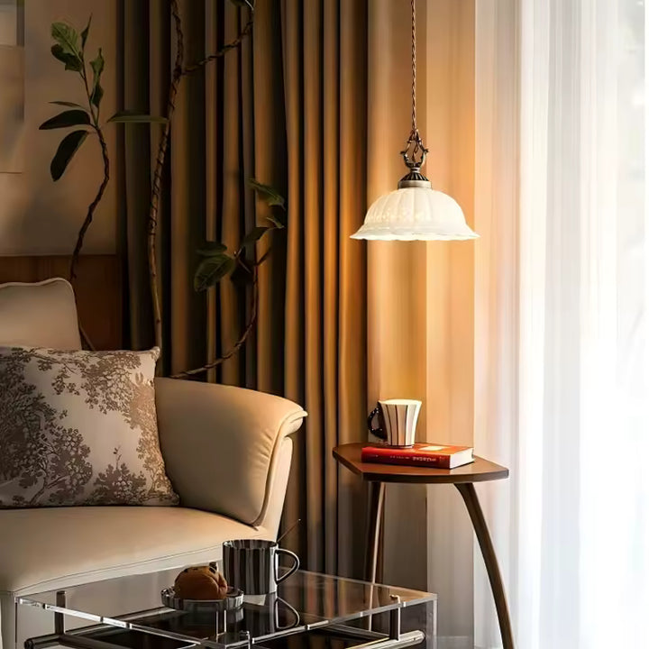 Dans un salon chaleureux, suspension rétro en céramique blanche aux accents laiton vieilli