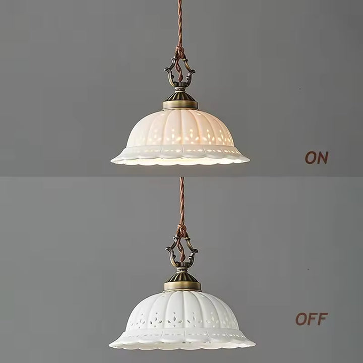 Suspension vintage en céramique blanche ajourée présentée allumée et éteinte avec finition en laiton vieilli