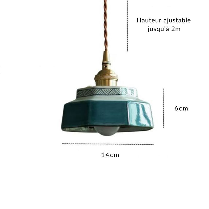 Suspension en céramique bleu pétrole avec frise décorative, hauteur ajustable, style moderne et Art Déco, idéale pour un éclairage élégant.