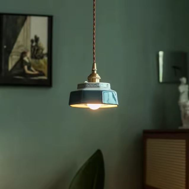 Suspension en céramique bleu pétrole avec frise décorative, lumière douce, style moderne, ajustable en hauteur, parfait pour un intérieur raffiné.