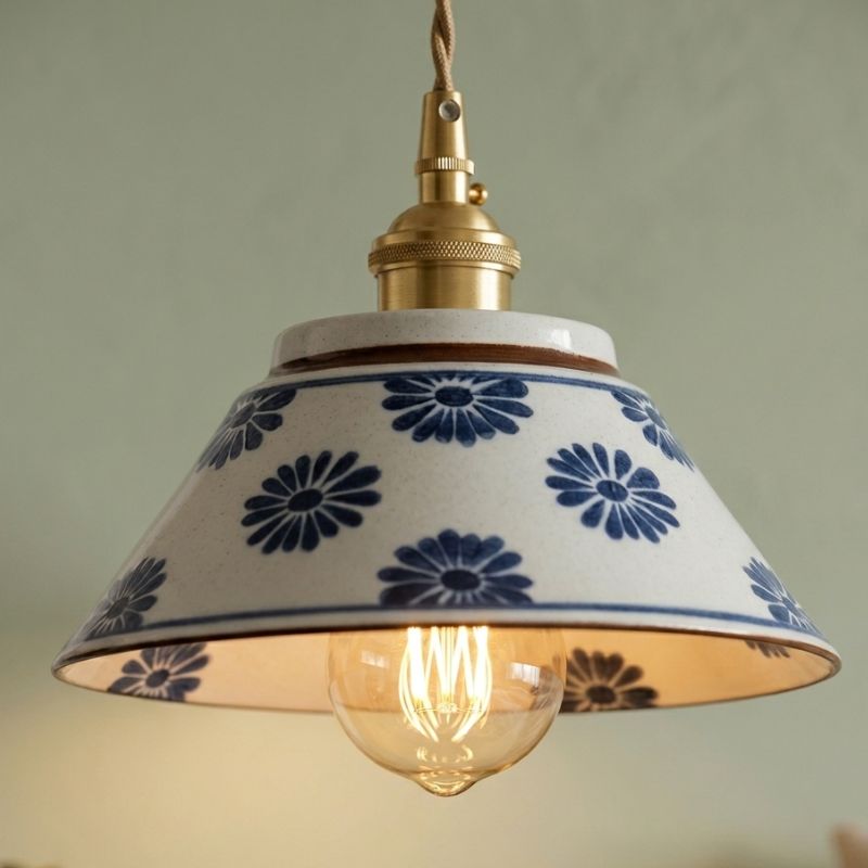 Suspension luminaire en céramique à motifs floraux bleus avec douille en laiton doré, éclairage d'intérieur élégant.