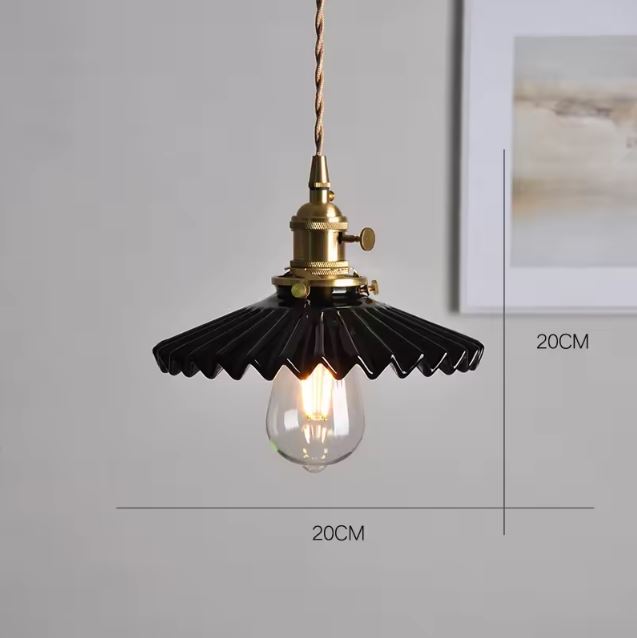 Suspension en céramique noire nervurée à collerette plissée, présentée avec ses dimensions, idéale pour un style industriel chic ou art déco contemporain.