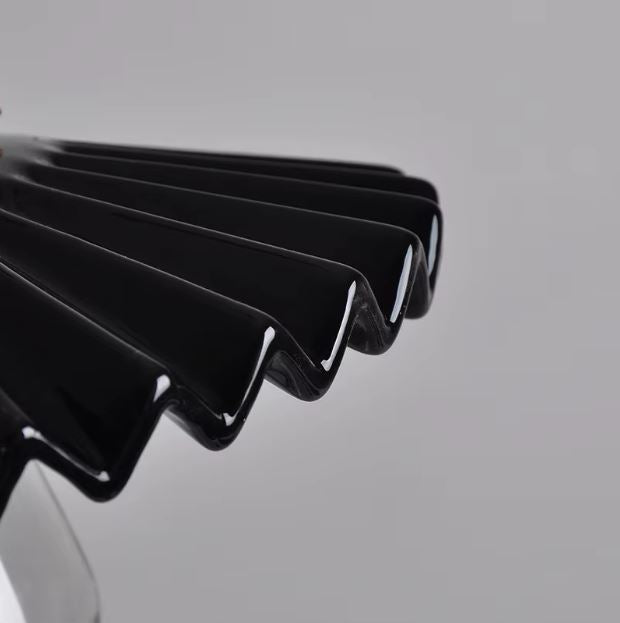 Suspension en céramique noire nervurée à collerette plissée, au design sophistiqué mêlant style contemporain, art déco moderne et touche minimaliste.