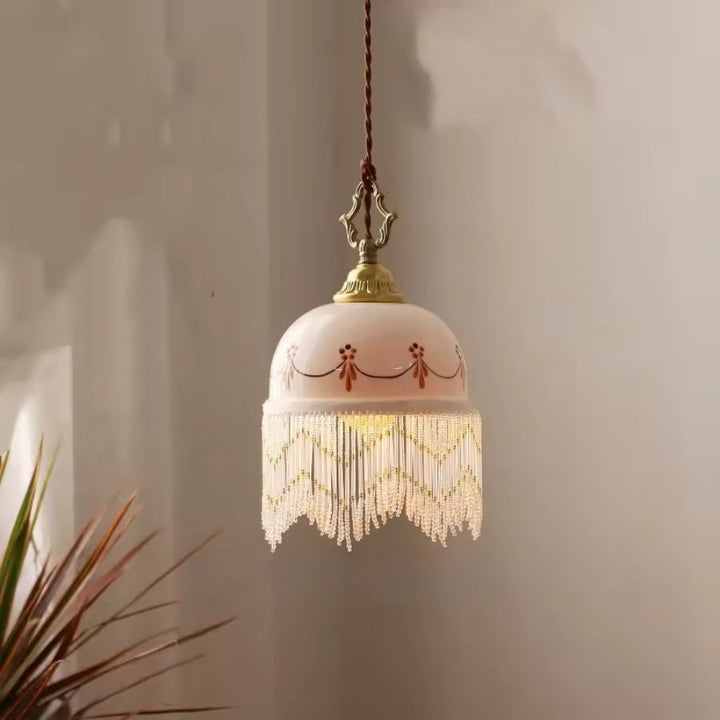 Suspension en céramique ornée de longues pampilles perlées, au style vintage romantique et délicatement rétro