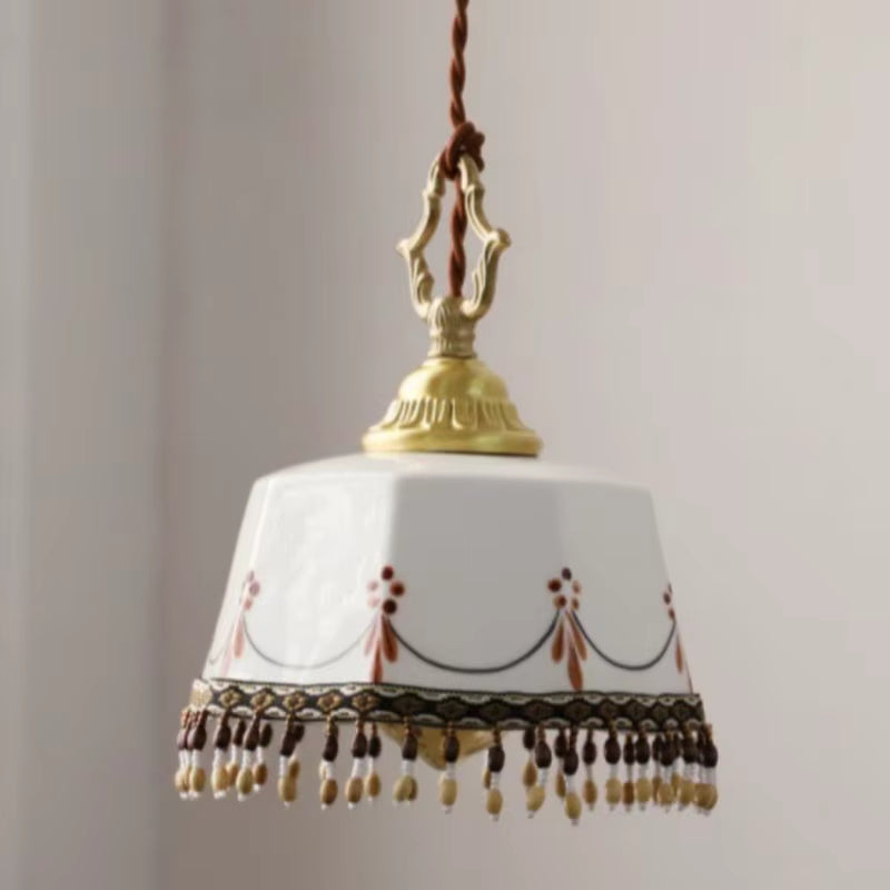 Suspension en céramique ornée avec pampilles décoratives et détails dorés, dans un style rétro romantique