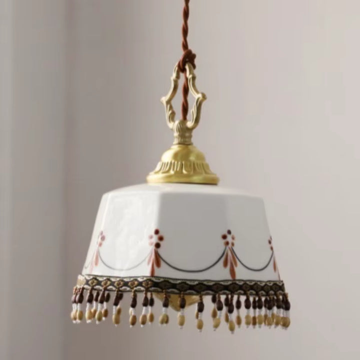 Suspension en céramique ornée avec pampilles décoratives et détails dorés, dans un style rétro romantique