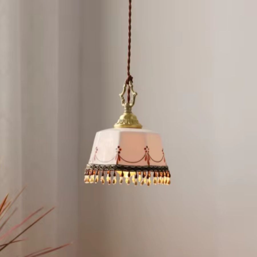 Suspension en céramique à pampilles, forme trapèze et détails dorés, dans un esprit vintage élégant et décoratif
