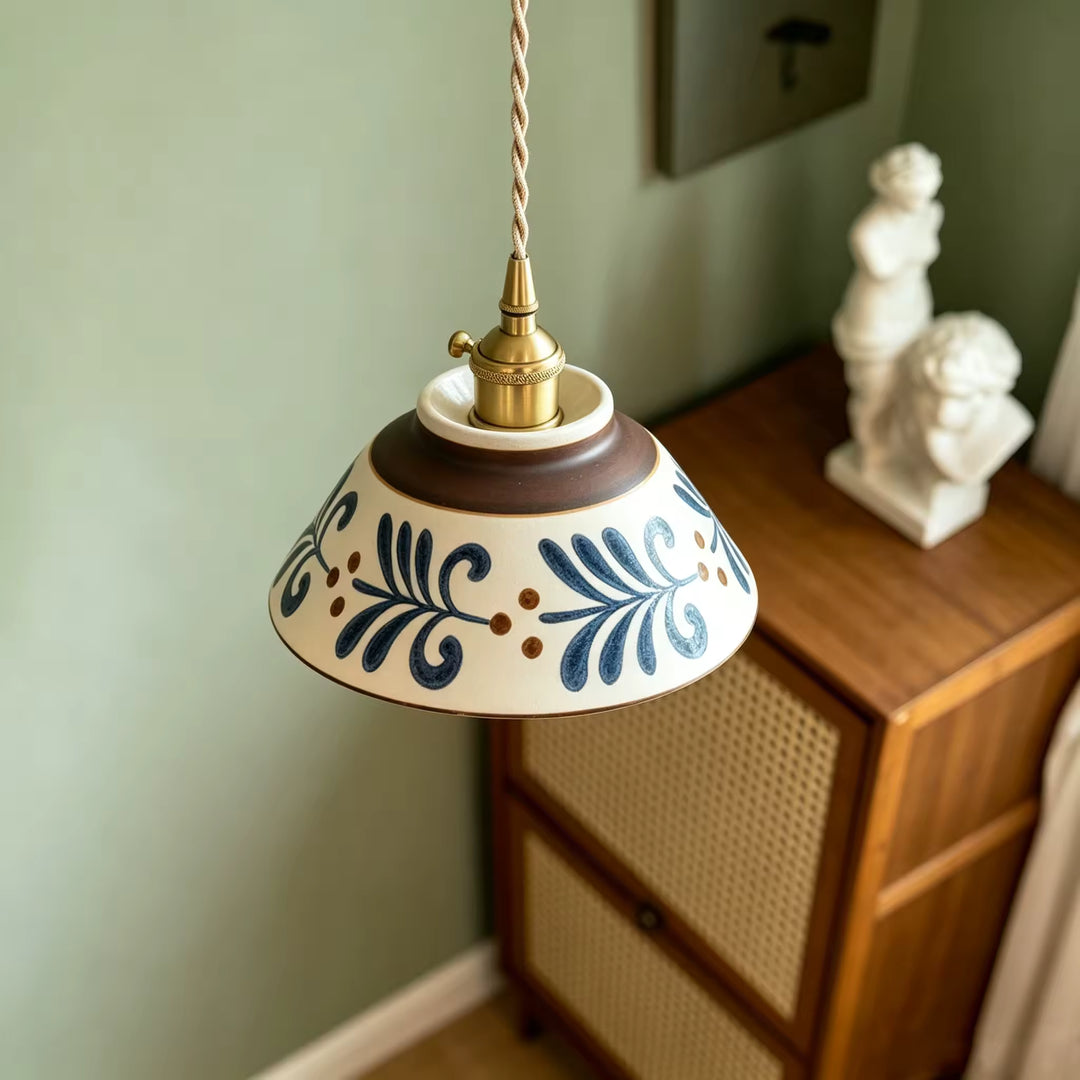 Vue rapprochée d’une suspension en céramique peinte aux motifs bleus, au style japonais, artisanal et vintage