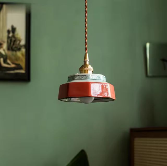 Suspension en céramique rouge brique avec frise décorative, idéale pour une ambiance vintage chic ou méditerranéenne chaleureuse.