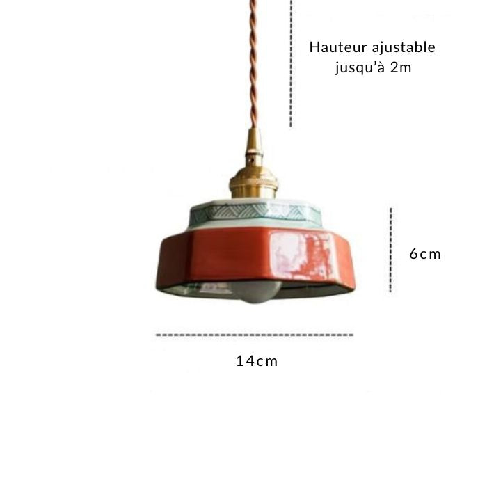 Suspension en céramique rouge brique avec frise décorative, compacte et réglable, parfaite pour une déco rétro élégante.