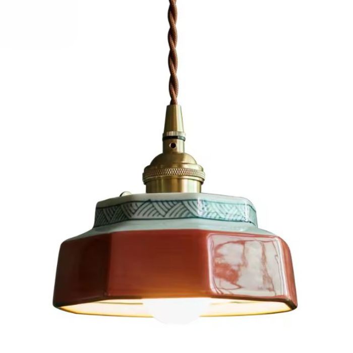 Suspension en céramique rouge brique avec frise décorative, esprit artisanal et charme méditerranéen authentique.