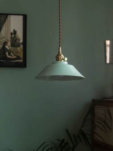 Suspension en céramique vert d’eau aux courbes ondées, mêlant styles rétro, minimaliste et naturel pour sublimer un intérieur doux et élégant.